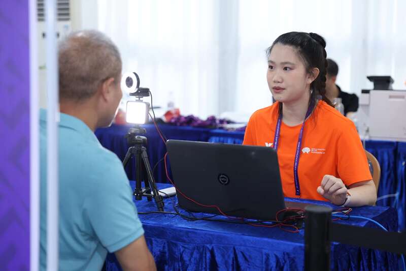 在2025年世界田联接力赛上的青年志愿者。受访者供图