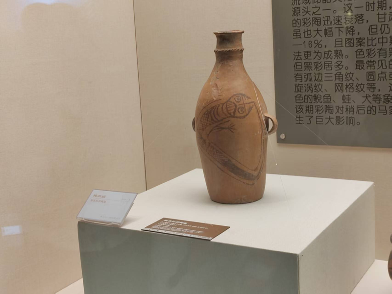 “青春华章重走西北角”采访团探秘甘肃省博物馆:千年珍宝诉说丝路辉煌_fororder_仰韶文化鲵鱼纹彩陶瓶