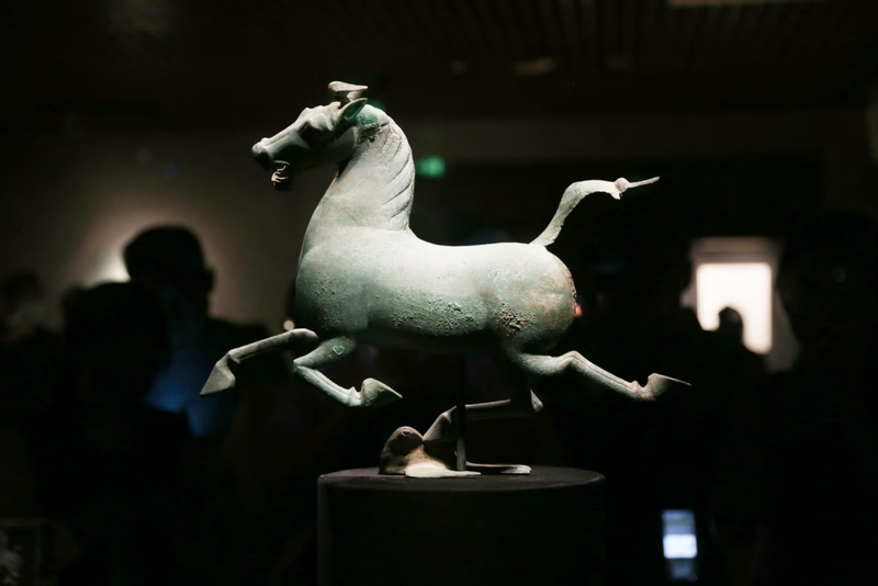 “青春华章重走西北角”采访团探秘甘肃省博物馆:千年珍宝诉说丝路辉煌_fororder_国家级文物铜奔马