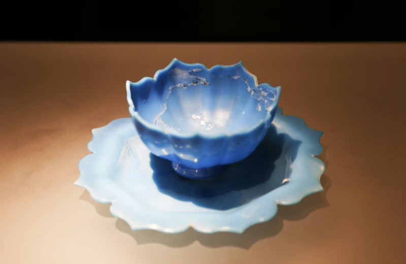 “青春华章重走西北角”采访团探秘甘肃省博物馆:千年珍宝诉说丝路辉煌_fororder_元代莲花形玻璃托盏