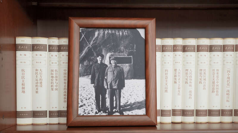 2022年12月31日，习近平办公室的书架上摆放着他和父亲的合影。