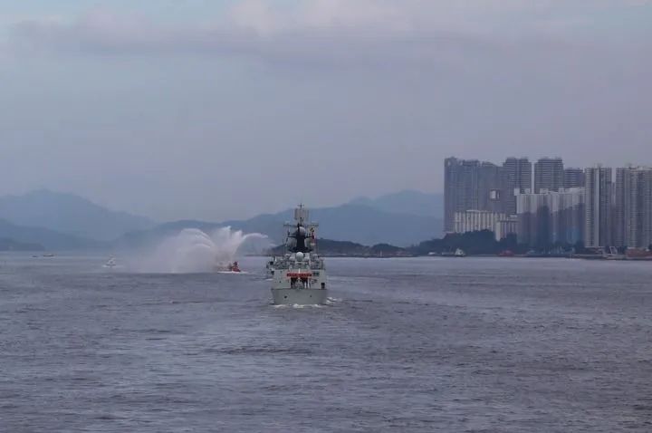 多视角现场图来啦！中国海军山东舰航母编队抵达香港
