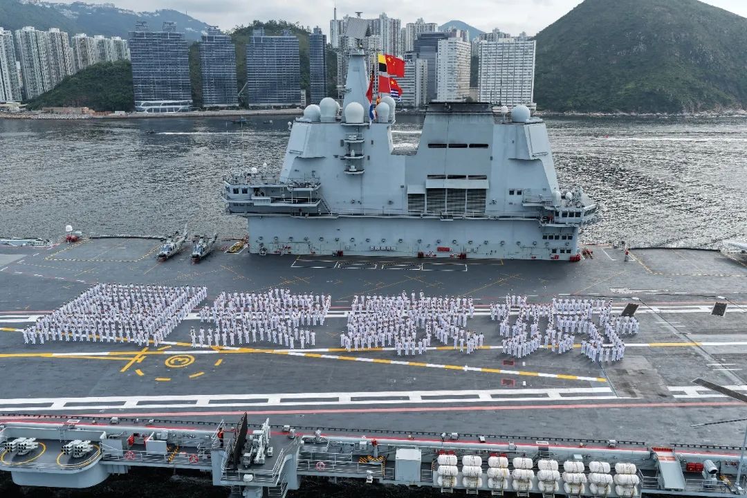 多视角现场图来啦！中国海军山东舰航母编队抵达香港
