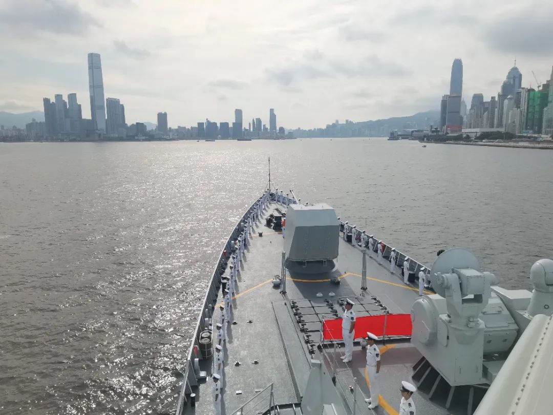 中国　山河　８分 多视角现场图来啦！中国海军山东舰航母编队抵达香港