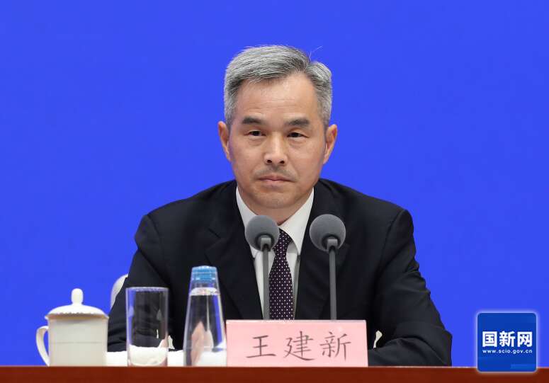 新疆尔自治区宣传部长王建新答中青报：新疆最好的建筑是学校最美