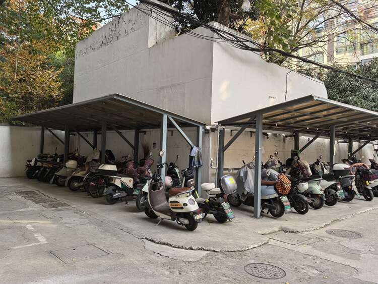 整治后的姜家园98-100号小区，新建了两个公共充电车棚，车辆停放得井井有条。受访者供图