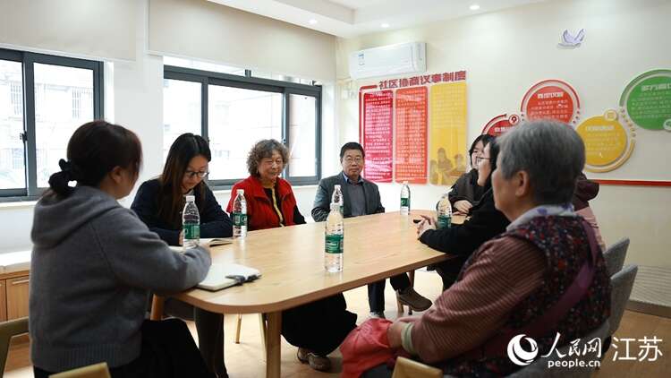 北京西路社区议事室内，居民们正在讨论水杉树修剪事项。人民网 范尧摄