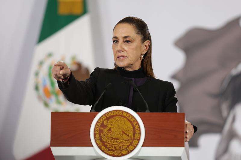  2月23日，在墨西哥首都墨西哥城，墨西哥总统辛鲍姆出席新闻发布会。新华社