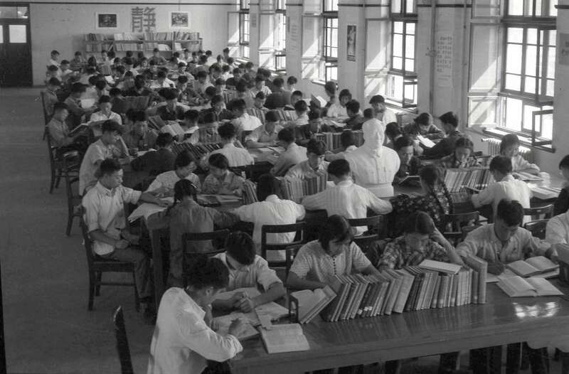 1959年，学生们在西迁后的交大校园图书馆阅览室内学习（资料照片）。