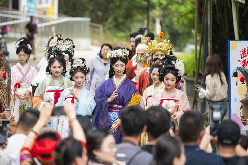 广西三月三国潮“神仙会”举行 图2