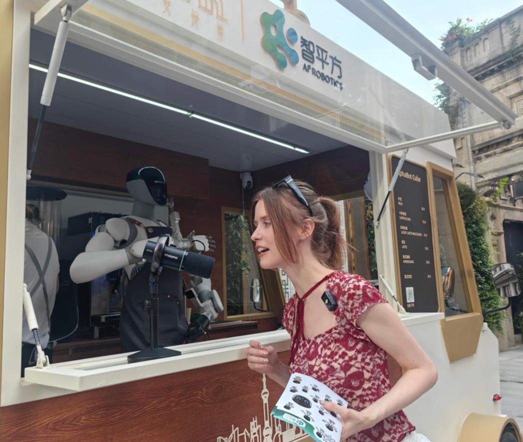 WAIC开幕在即！在上海街头当机器人递给我一杯咖啡(图1)