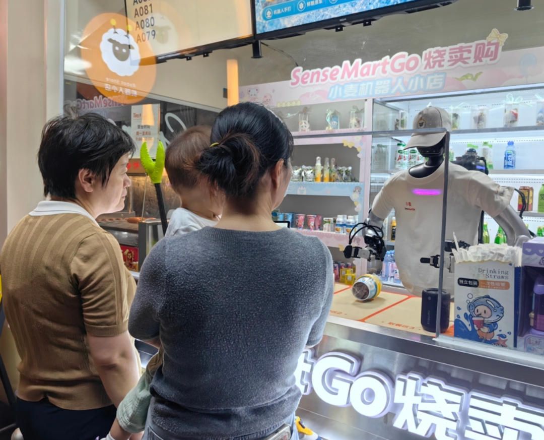 WAIC开幕在即！在上海街头当机器人递给我一杯咖啡(图6)