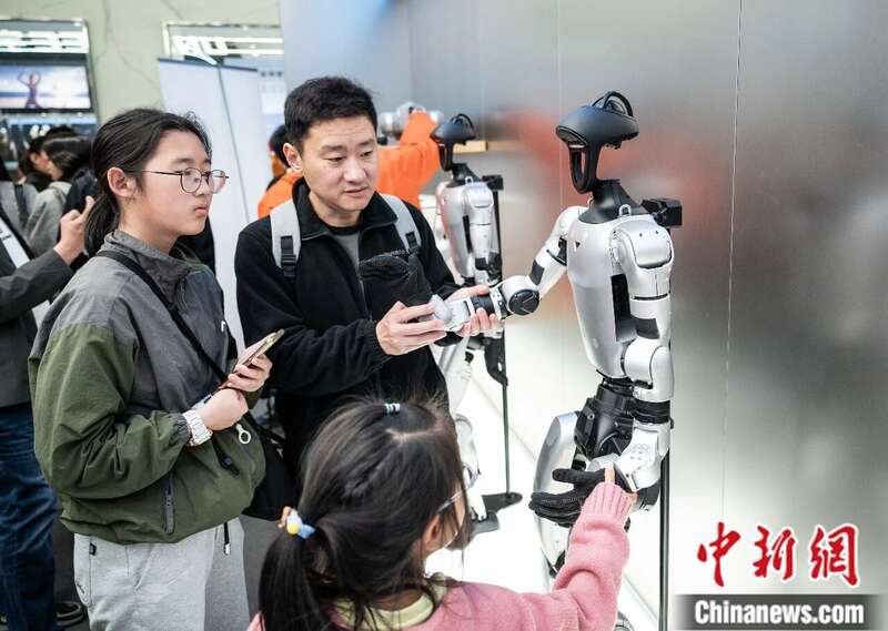 机器人在北京“上班”：30秒出咖啡、50道菜随便点(图1)